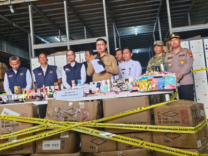 BPOM Segel Gudang Penyimpanan Kosmetik Impor Ilegal di Ta...