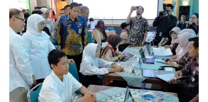 Gubernur Khofifah Pastikan SPMB Jenjang SMA di Jatim Berj...