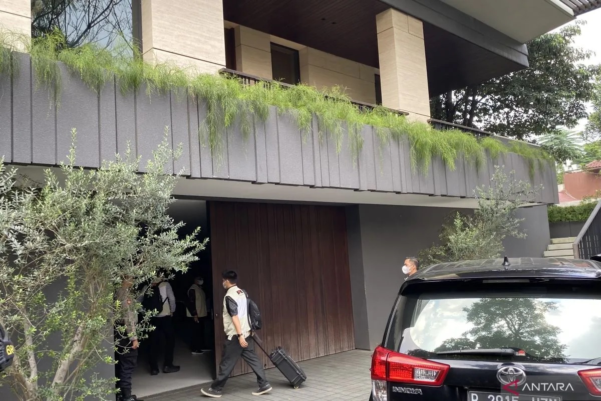 KPK Geledah Rumah Mantan Wamen Imipas Silmy Karim di Keba...