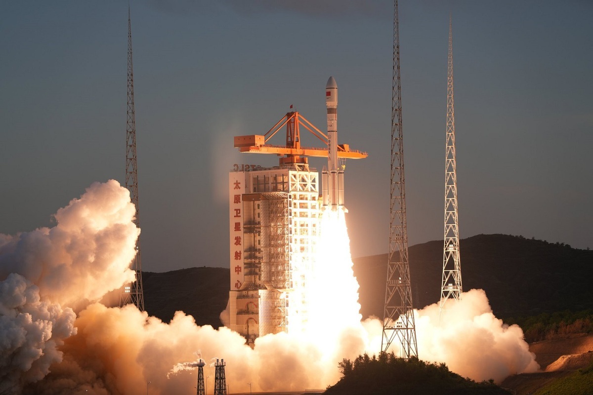 Tiongkok Luncurkan Dua Kelompok Satelit Internet dalam 24 jam