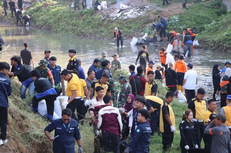 Mahasiswa Universitas Muria Kudus dan TNI-Polri Bersihkan Sungai Gelis
