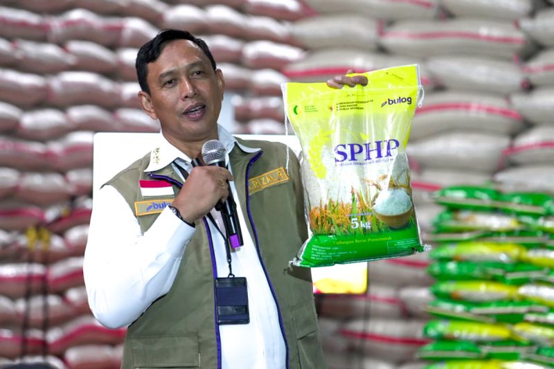 Bulog Pastikan Distribusi Beras SPHP dan Bantuan Pangan D...