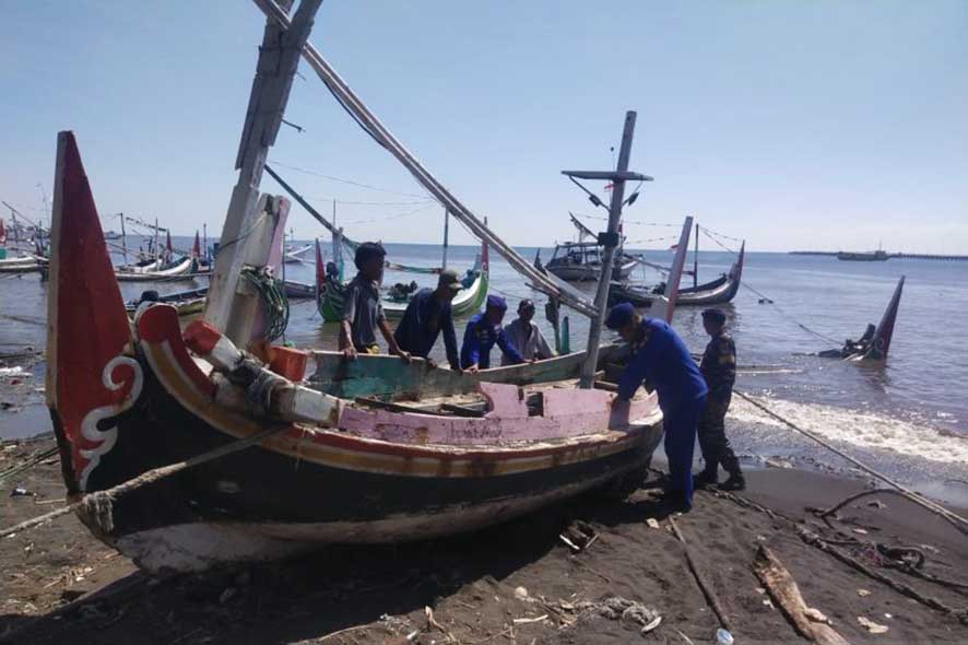 Gelombang Tinggi Hantam Situbondo Sejumlah Perahu Nelayan Rusak