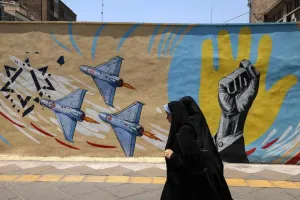 Iran Lancarkan Rudal ke Bah...