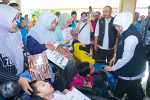 Khofifah Salurkan Rp32,16 Miliar Bansos di Ngawi, Ini Sasarannya
