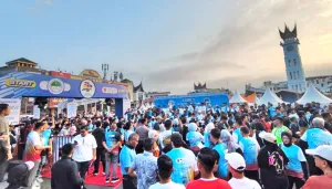 Meriah, 2.000 Pelari Ikuti Jam Gadang Fun Run