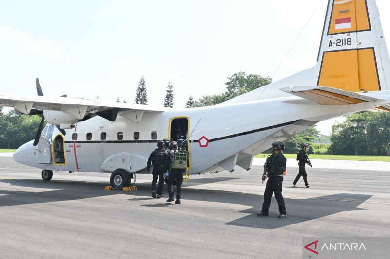 Anggota TNI AU Hadapi Aksi Teror Bom di Pesawat dalam Lat...