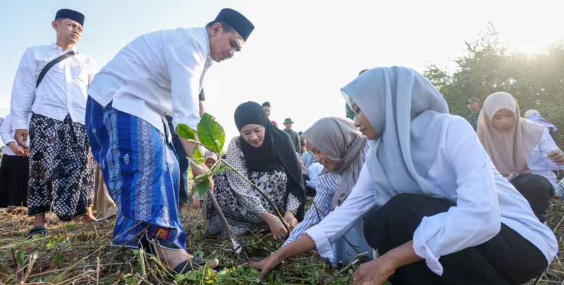 Wagub Taj Yasin Tumbuhkan Kesadaran Ekologis Para Santri,...