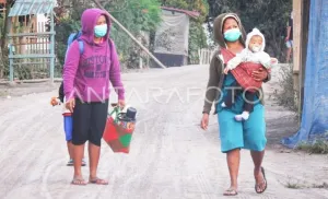 Warga Diimbau Gunakan Masker Saat Hujan Abu Gunung Lewotobi