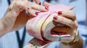 Rupiah Anjlok? Ini Cara Atur Duit Anda Biar Nggak Tekor!