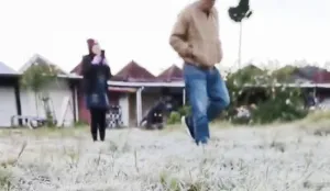 Embun Upas Kembali Selimuti Kompleks Candi Arjuna Dieng, Serasa Seperti di Eropa! 