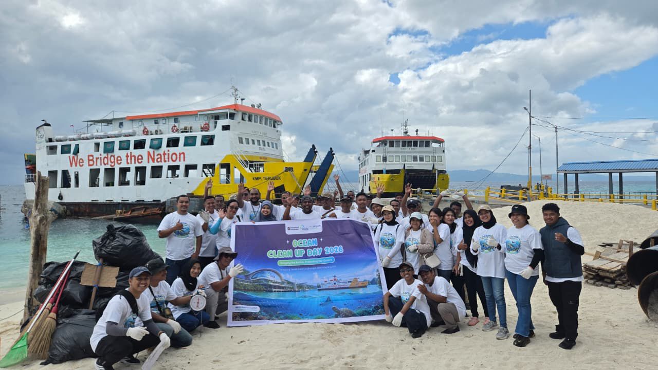 Peringati Hari Laut Sedunia, ASDP Bersihkan 13 Ton Sampah...