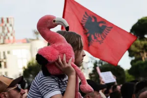 Revolusi Flamingo Guncang Albania