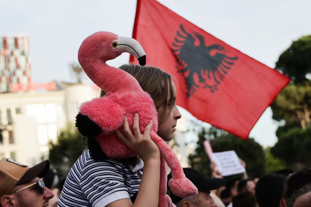Revolusi Flamingo Guncang Albania