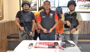 Sepasang Suami Istri Kompak...