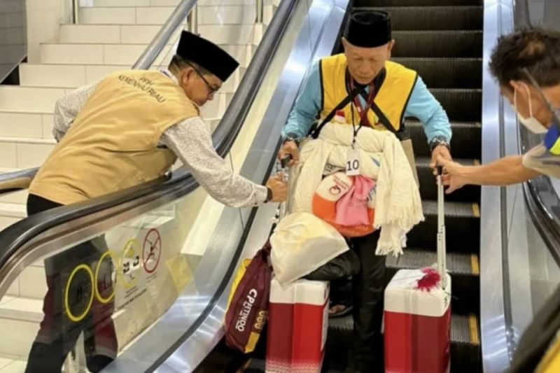 2.211 Haji Asal Riau Tiba d...