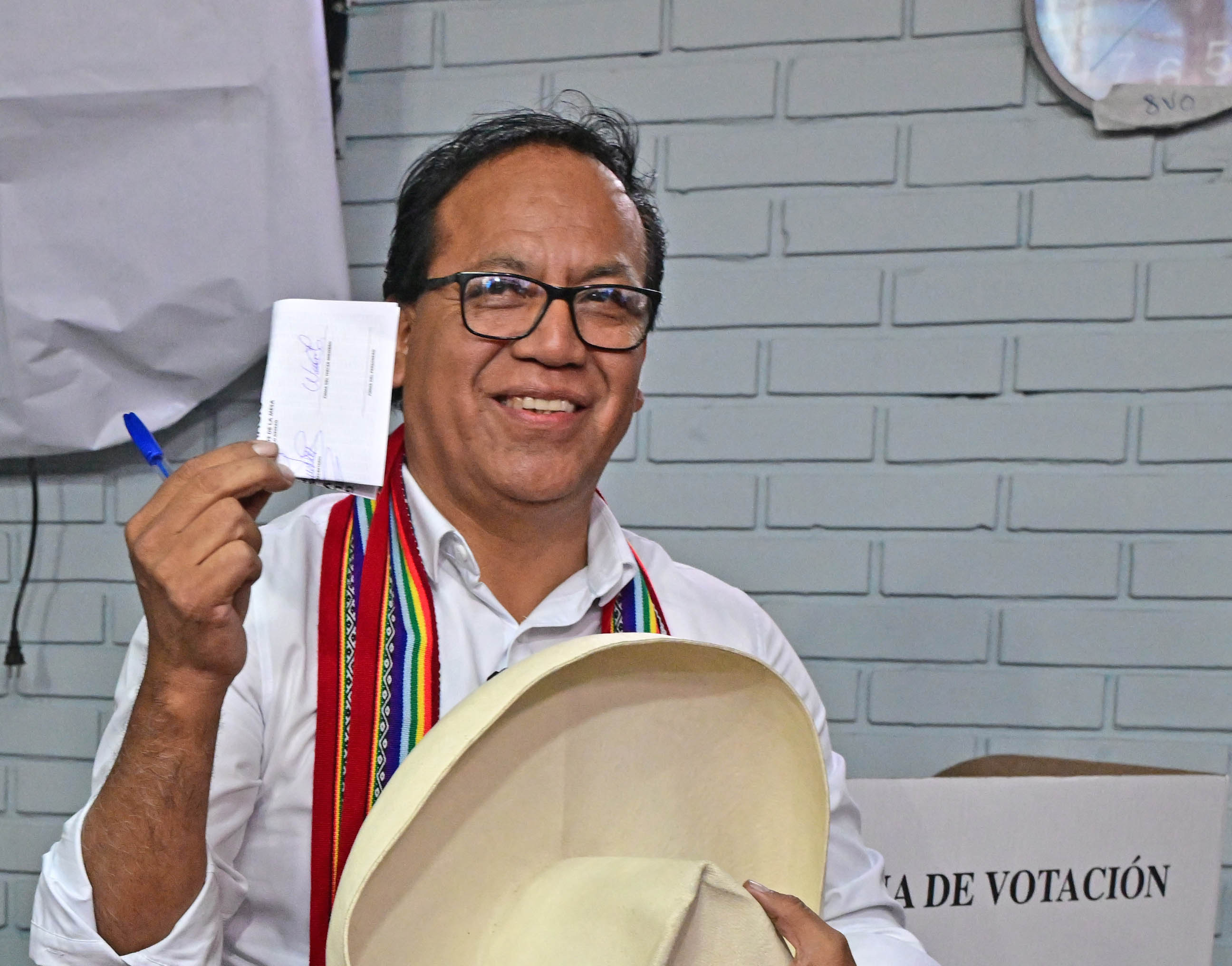 Fujimori dan Sanchez Bersaing Ketat