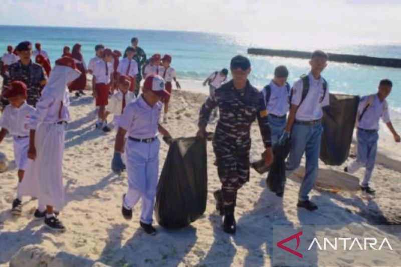 Pantai Jikumerasa Menjadi Sasaran TNI AL Bersih-bersih Ra...