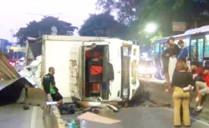 Truk Terguling di flyover Pesing Berhasil Dievakuasi