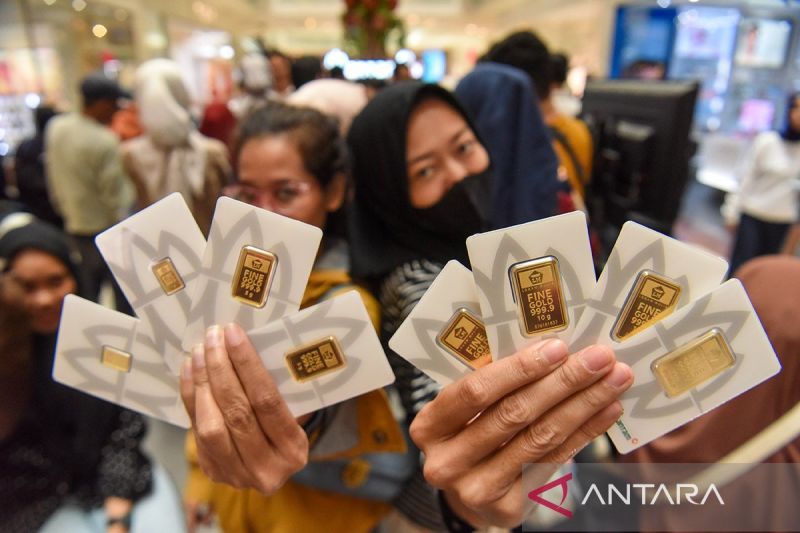 Harga Emas Antam Turun Rp24...
