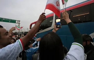 Suporter Meksiko Beri Dukungan untuk Iran di Tengah Bayang-Bayang Perang dan Polemik Politik
