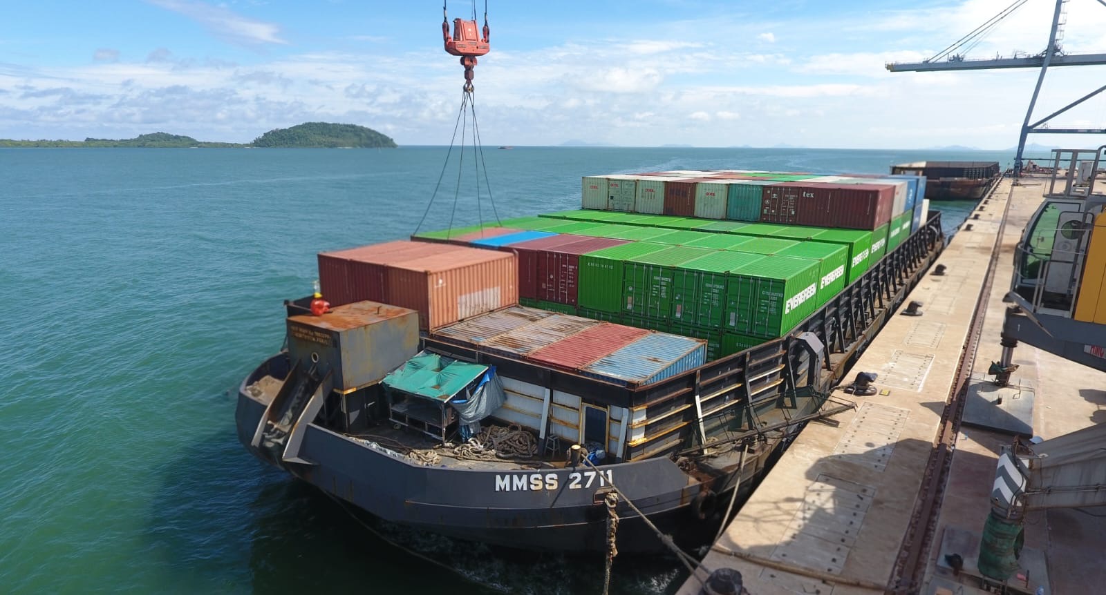 Terminal Kijing Resmi Layani Petikemas Perdana di Kaliman...
