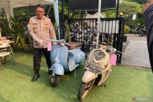 Nekat, Dua Kuli Bangunan Bo...