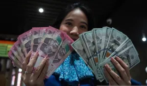 Rupiah Kembali di Bawah Rp1...