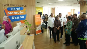 Tinjau Layanan Perizinan, Menteri PAN-RB Kagumi Kecepatan Mal Pelayanan Publik DKI