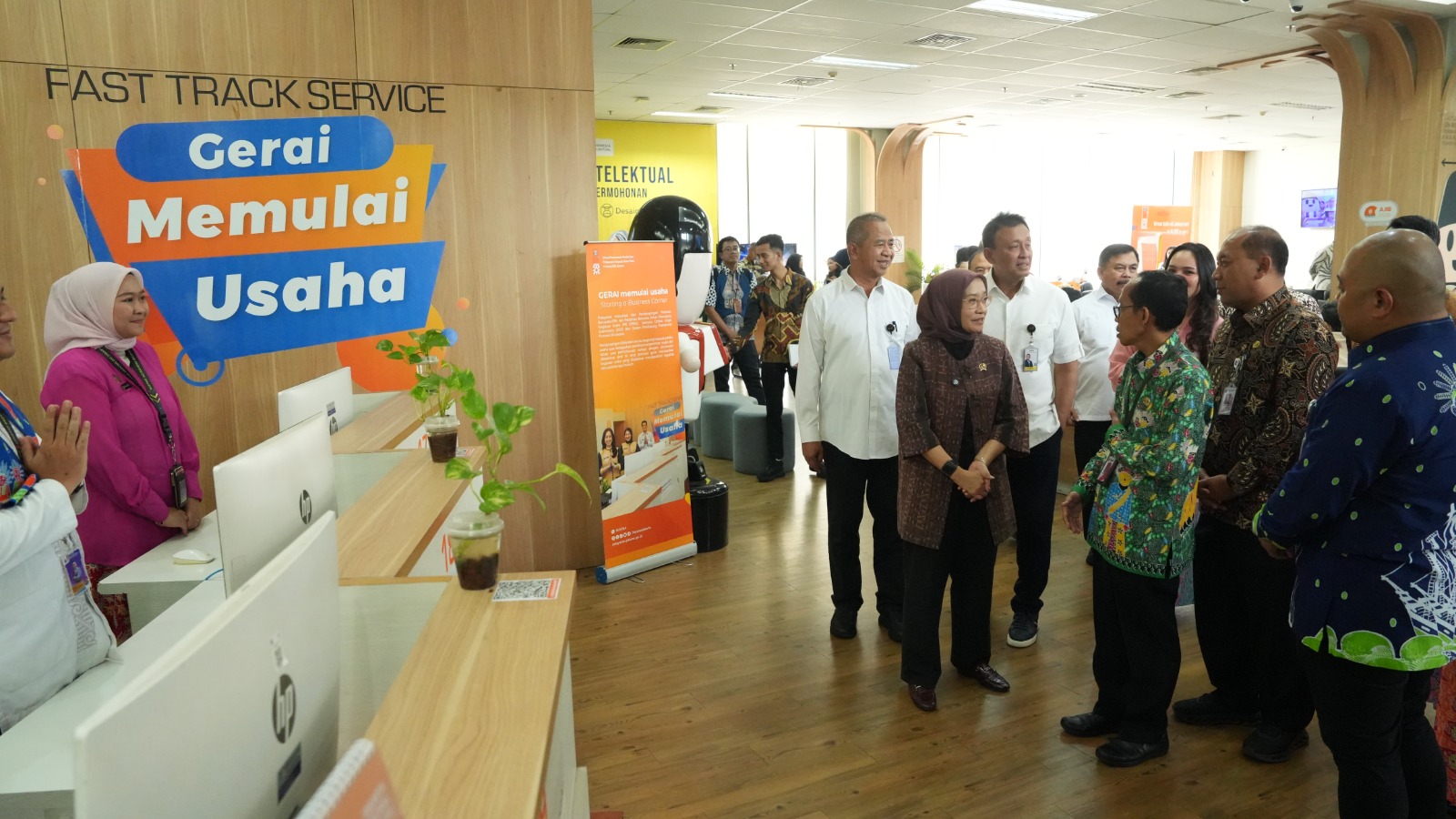 Tinjau Layanan Perizinan, Menteri PAN-RB Kagumi Kecepatan...