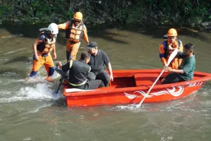Uji Coba Perahu Mesin untuk...