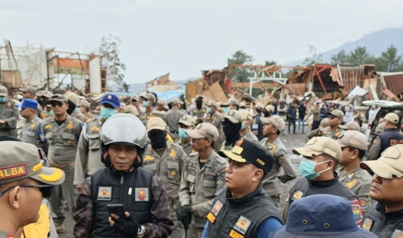 160 Kios Ilegal di Kawasan Puncak Cianjur Dibongkar, Peda...
