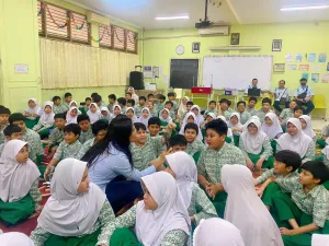 PLN Tanamkan Budaya Hemat E...
