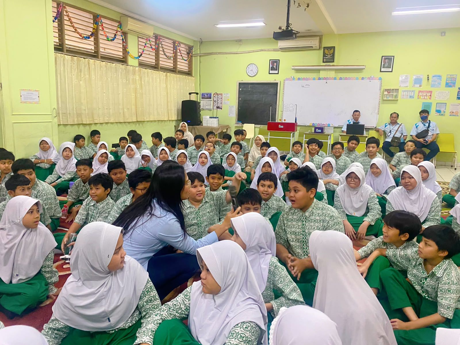 PLN Tanamkan Budaya Hemat Energi Sejak Dini, Siswa SDIT A...