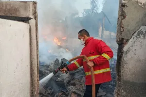 Satpol PP Demak Berjibaku Padamkan Kebakaran Gudang Kain