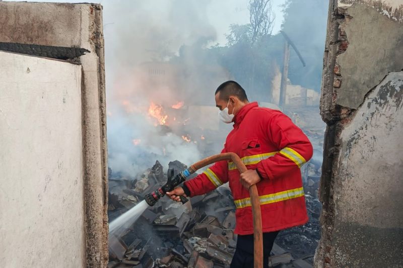 Satpol PP Demak Berjibaku Padamkan Kebakaran Gudang Kain