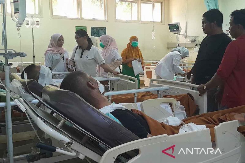 Tim Basarnas Evakuasi Belasan Korban Ledakan di KMP Aceh ...