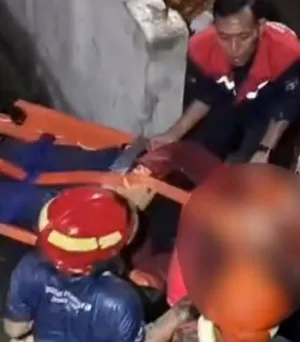 Tragis Istri Tewas, Pasangan Lansia dengan Sepeda Motor Jatuh ke Galian Gorong-gorong Depan Plasa Marina Surabaya