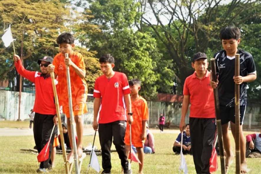 Adu Keseimbangan Lewat Lomba Egrang di Festival Bambu Tahun 2026