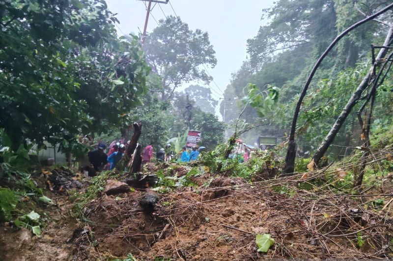 Jalan Padang-Painan Ditutup Total hingga Malam Ini, Mater...