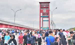 Merawat Jembatan Ampera seb...