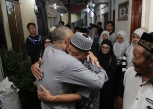 Pasangan Lansia Jatuh di Ga...