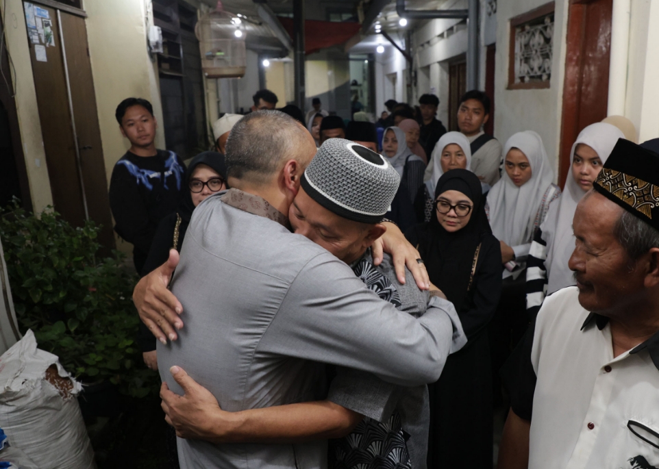 Pasangan Lansia Jatuh di Galian Gorong-gorong Kerabat Wal...