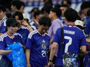 Suporter Jepang Bersihkan Stadion Usai Laga Piala Dunia Kontra Belanda