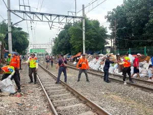KAI Services Bersihkan Jalur Rel antara Stasiun Pasar Senen sampai Stasiun Gang Sentiong
