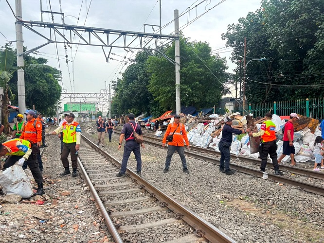 KAI Services Bersihkan Jalur Rel antara Stasiun Pasar Sen...