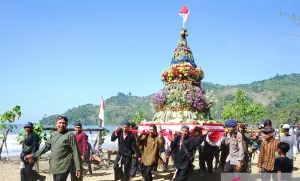 Rebutan Tumpeng Raksasa di Pantai Gemah Pecah, Warga Lakukan Ini demi Berkah 1 Suro