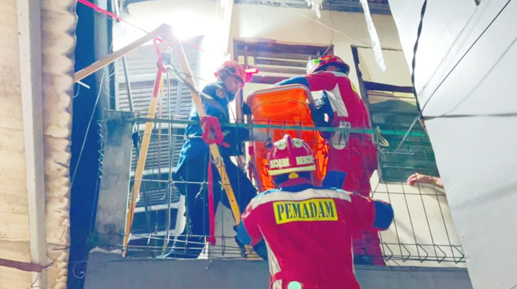 Damkar Jaktim Evakuasi Jenazah Berbobot 120 Kg dari Lantai Dua Rumah