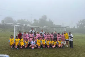 Klub Sepak Bola Hamburger Sport-Verein Berlatih Bersama Anak-anak di NTT
