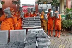 Mengolah Sampah Daun Kering Menjadi Pupuk Kompos